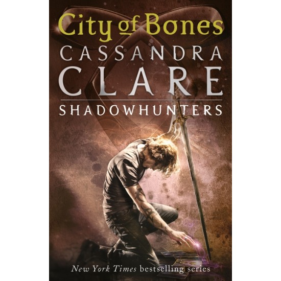 City of Bones (The Mortal Instruments 1) - Cassandra Clare : Tiktok made me buy it