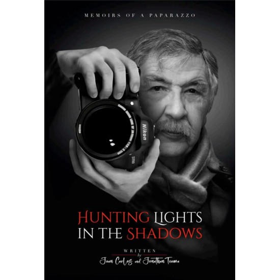 Hunting Lights in the Shadows : Memoirs of a Paparazzo - Juan Carlos Teuma